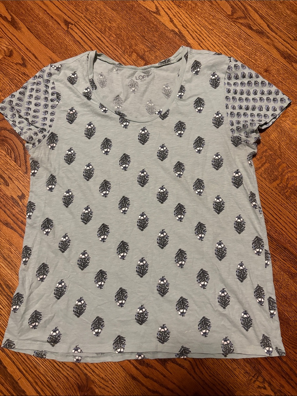 LOFT Light Sage Short Sleeve Scoop Neck Tee with DK Green Floral Motif Large